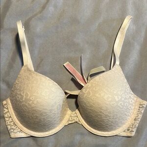 Pink Elegant Cream Lace Bra Lightly Lined Size 34B never worn
